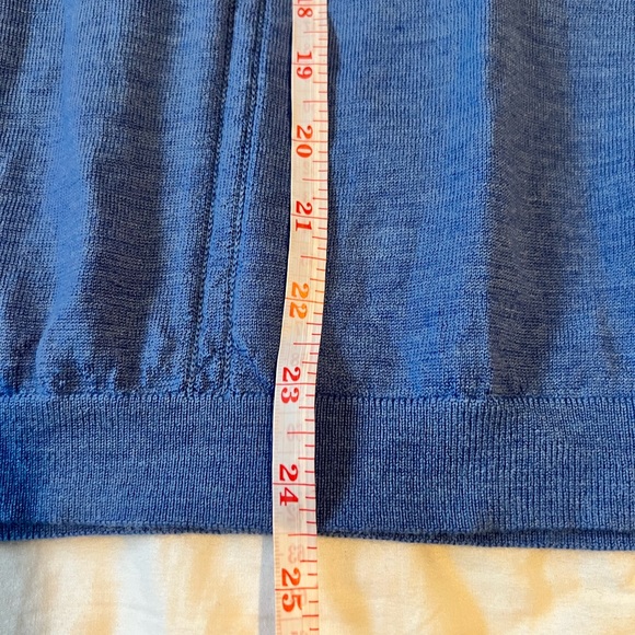 Banana Republic short sleeve Merino wool v-neck sweater.  Medium - Picture 5 of 6